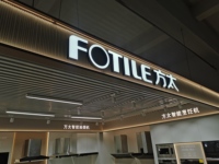 Affichage publicitaire LED en forme de U, signalétique directionnelle moderne en aluminium, décoration artistique de plafond intérieur en métal, IPX6, pour centre commercial et parc