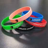Pulsera de silicona multicolor que brilla en la oscuridad Kit de telar de banda elástica deportiva con pulsera de logotipo impreso de metal gratis para uso promocional