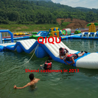 Équipement de parc aquatique flottant commercial QIQU certifié CE, PVC robuste de 0,9 mm pour grandes manifestations et sites événementiels