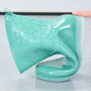 YL6036 venta al por mayor <span class=keywords><strong>Botas</strong></span> <span class=keywords><strong>de</strong></span> <span class=keywords><strong>lluvia</strong></span> para mujer antideslizantes nuevo tubo corto Midi PVC zapatos impermeables <span class=keywords><strong>botas</strong></span> <span class=keywords><strong>de</strong></span> agua <span class=keywords><strong>de</strong></span> fondo grueso para mujer - Product Image 5