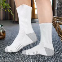 Vente en gros Meilleure compression athlétique Chaussettes de sport de football pour hommes Crew Grip Respirant Type de robe Manchette pour le printemps
