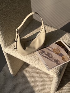 Sac en cuir tanné <span class=keywords><strong>végétal</strong></span> en gros, sac à bandoulière croissant minimaliste, fournisseur de sacs sous le bras en cuir de vachette sans marque - Product Image 3