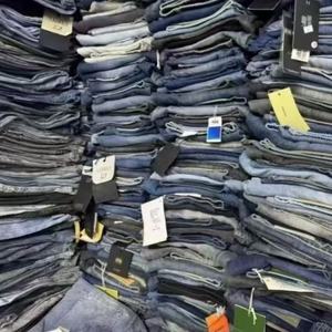 สินค้าคงคลังเสื้อผ้า, กางเกงยีนส์ลำลองผู้ชาย, กางเกงยีนส์ขาดทรงกระบอกเข้ารูป, แบรนด์ดัง, ราคาถูก, สินค้าเกินพิกัด, กางเกงยีนส์ - Product Image 4