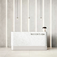 Comptoir de réception de luxe en acier inoxydable pour salon de coiffure et institut de beauté, avec finition grain de bois, petit bureau d'accueil doré pour formation en esthétique