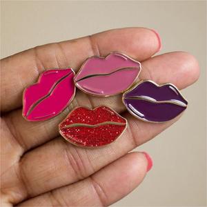 Fabricant épinglette insigne broche <span class=keywords><strong>Girly</strong></span> Sexy rouge à lèvres femmes rose rouge à lèvres doux émail épingles personnalisé chapeau épingles pour la fête - Product Image 4