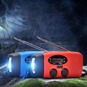 Los fabricantes suministran una radio solar de manivela para exteriores con linterna y radio recargable. - Product Image 4