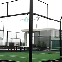 Terrain de padel panoramique modulaire avec murs en verre, maille métallique et éclairage pour les centres d'entraînement