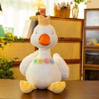 Peluche Oie Blanche Couronnée Mignonne et Moelleuse, Poupée Canard Douce Rembourrée avec Guirlande Florale Colorée pour Décoration de Canapé à Domicile, Cadeau de Fêtes