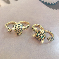 Nouveau produit Bijoux fantaisie Anneau à breloque tête de léopard en zircon cubique vert Anneaux ouverts en cuivre pour deux doigts style Hip Hop