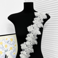 Bordure en dentelle brodée de sequins blancs, ruban en organza fleuri perlé, bord festonné pour robe de mariée
