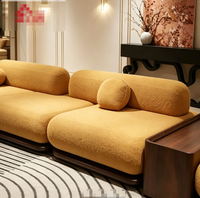 Canapé modulaire sectionnel STG en boucle moutarde et bois de noyer, style italien moderne, avec chaise longue et table d'appoint en bois pour villa