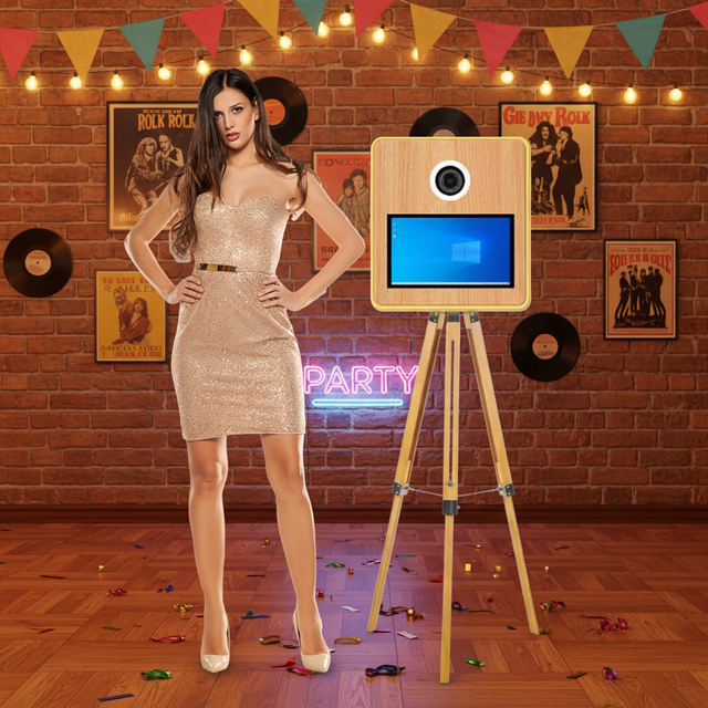 Hot Selling Vintage Style DSLR Photo Booth 15.6" LCD Screen Instant Print Touch Screen Control Portable Retro Design Flight Case