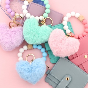 Porte-clés 2026 en cuir PU avec breloque peluche douce en forme de boule de poils, fermoir mousqueton et porte-cartes pour femme - Product Image 2