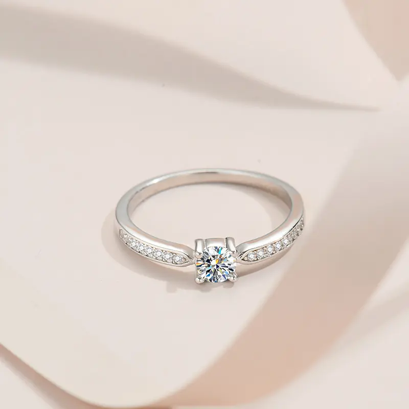スターリングスライバー925モアッサナイトジュエリー0.3ctマイクロセット女性用フォークローリング結婚指輪と婚約指輪