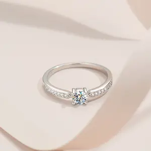 スターリングスライバー925モアッサナイトジュエリー0.3ctマイクロセット女性用フォークローリング結婚指輪と婚約指輪