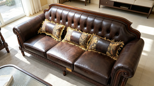 Sofá Chesterfield clásico de 3 plazas con marco de madera tallada, tapizado en cuero con botones y remaches, para sala de estar, mueble para el hogar. - Product Image 3