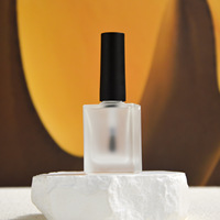 Vente en gros de flacons carrés transparents givrés pour vernis à ongles de 10 ml et 15 ml avec bouchon plaqué argent, or ou noir et pinceau pour l'art des ongles