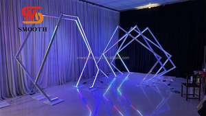 Arche d'entrée lumineuse géométrique effet tunnel pour mariage, en métal, avec éclairage LED néon - Product Image 6