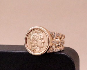 Colección Herencia: Anillo de Moneda Antigua de Oro Sólido de 18K, Anillo Sello de Diamantes Atenea, Joya con Estética '<span class=keywords><strong>Old</strong></span> Money', Serie Archivo de Subastas - Product Image 3
