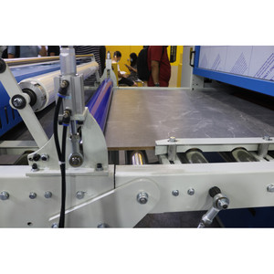 Ligne de production de sols stratifiés faisant la Machine fournie Film Gear Fourniture professionnelle <span class=keywords><strong>Parquet</strong></span> bois électrique alimentaire plastique 380V - Product Image 3