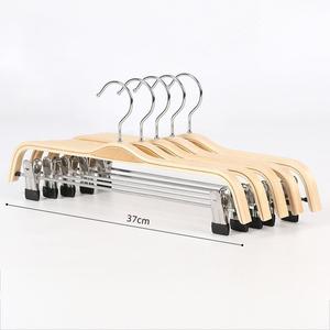 Cintres en bois en gros à double niveau, écologiques, multifonctionnels, antidérapants, durables, avec logo personnalisé pour armoire et magasin de vêtements - Product Image 4