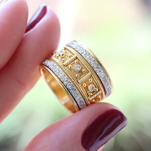 Anello in Stile Etnico Tono Oro, Gioiello Unisex in Lega con Cristalli, Design Minimalista per Uso Quotidiano - Product Image 1