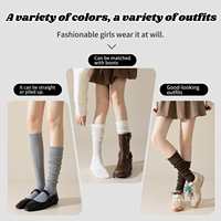 Chaussettes empilées traitées et personnalisées Chaussettes de mollet blanches avec embellissements d'oreille en bois Bottes longues Chaussettes mi-longues