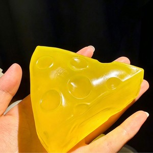 Origineel feestelijk stressverlichtend cadeau: transparante honingdriehoek kaas squishy speelgoed van kokosolie, vaseline en maltose, niet-terugverende knijpfiguur - Product Image 2