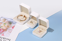Boîte d'emballage de bijoux de luxe en cuir PU carré haut de gamme avec logo personnalisé pour collier, bracelet, boucles d'oreilles, bague