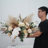Ramo de Flores Artificiales de Hortensia y Rosa en Tono Crema, Decoración Floral para Mesa de Recepción de Boda con Eucalipto