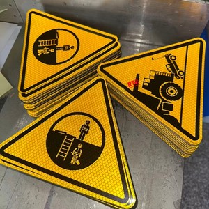 Autocollant Réfléchissant Personnalisé Triangulaire et Rectangulaire pour Travaux Miniers – Avertissement Interdiction de Fumer – Impression UV – Signalisation Magnétique Réfléchissante - Product Image 2