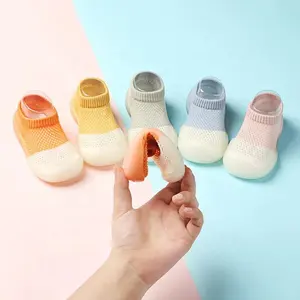 Vente en gros de chaussettes antidérapantes en tricot d'été décontractées avec semelle en caoutchouc pour bébé et enfant en bas âge