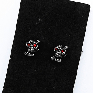 Yunnique Boucles d'oreilles tête de crâne en acier inoxydable 316 avec incrustation rouge, style punk, bijoux tendance pour hommes et femmes - Product Image 2