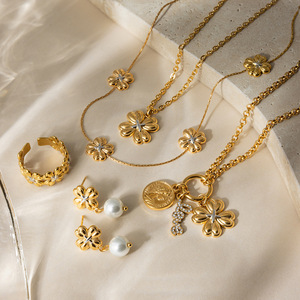 ชุดเครื่องประดับรูปใบโคลเวอร์สี่แฉกสำหรับผู้หญิง ทำจากสแตนเลส ดีไซน์ลายดอกไม้ ชุดของขวัญ ประกอบด้วยสร้อยคอ ต่างหู และแหวน - Product Image 2