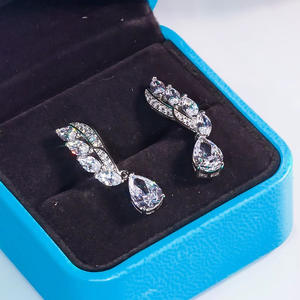 Boucles d'oreilles pendantes de luxe en or blanc et cristal pour femme, en argent 925 avec sertissage griffe, bijoux de soirée, forme goutte d'eau, strass - Product Image 4