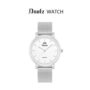 Reloj de Cuarzo Redondo Minimalista, Esfera Negra, Manecillas Doradas, Correa Milanesa de Acero Inoxidable, 38 mm, Unisex, Analógico, de Moda - Product Image 3