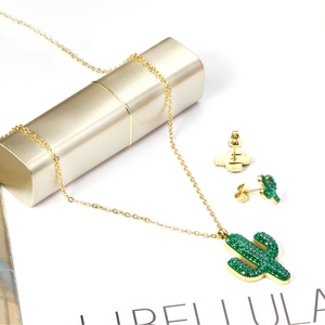 Parure de bijoux pour femme en acier inoxydable plaqué or 18 carats, motif cactus estival brillant et serti de diamants, comprenant un collier et des boucles d'oreilles - Product Image 3