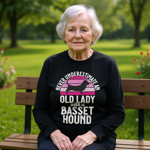 Camiseta de manga larga con estampado de una anciana y un Basset Hound: Nunca subestimes a una anciana con un Basset Hound - Product Image 3