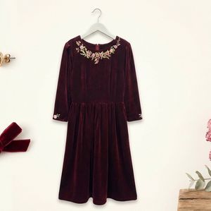 Encantador Vestido de Terciopelo Borgoña para Niñas, con Bordado Floral en el Escote y las Mangas, Vestido de Manga Larga Suave y Elegante - Product Image 3