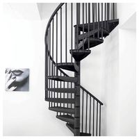 Escalier en spirale PRIMA, forme unique pour décorer les intérieurs de maisons à plafonds hauts et à lofts ouverts