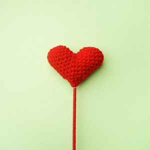 Flores Tejidas de Colores con Tallo, Regalo para Parejas, Enamorados, Día de San Valentín, Flor en Forma de Corazón Hecha a Mano con Ganchillo - Product Image 5