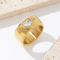 Minimalistischer Stil 18K Vergoldeter Edelstahl Herz CZ Breiter Bandring Wasserdicht Anlaufbeständiger Herzstein-Ring für Frauen