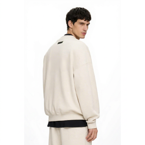 Sweat-shirt à col rond crème pour homme, imprimé avec un motif de lettres au dos, coupe ample, à porter toute l'année. - Product Image 1