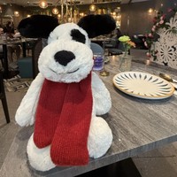 Peluche chien Jellcatt UK douce et moelleuse, blanche avec des taches noires, avec écharpe en tricot rouge, adorable jouet en peluche pour chiot