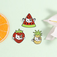Drie stuks fruit kat emaille pin set watermeloen aardbei ananas kitten broches voor rugzak decoratie