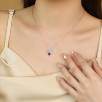 Collier classique Moyu Jewelry à double cœur en rose, grenat rouge, zirconium blanc, plaqué platine, argent 925, pendentif en forme de cœur