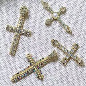 Pendentif en forme de croix en <span class=keywords><strong>pierre</strong></span> colorée plaqué or avec détails en perles de cœur pour les commandes en gros de bijoux de mode - Product Image 6