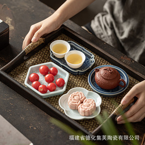 Mini bandejas de porcelana estilo chino con diseño floral de Fujian Dehua Jifu para servir té, bocadillos y exhibiciones en bodas. - Product Image 5