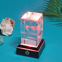 Cube en cristal K9 personnalisé avec logo d'usine, cube en cristal rose gravé au laser 3D avec base LED pour cadeau de mariage