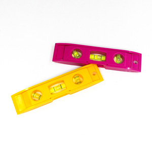 Mini nivelador de 6 pulgadas con burbuja para proyectos de bricolaje, nivel de burbuja portátil en colores amarillo y rosa - Product Image 1